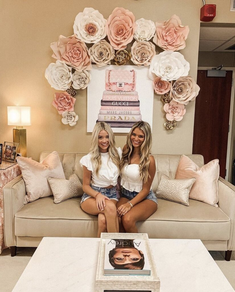 15 Genius Dorm Wall Decor Ideas That Are Insanely Cute - By Sophia Lee