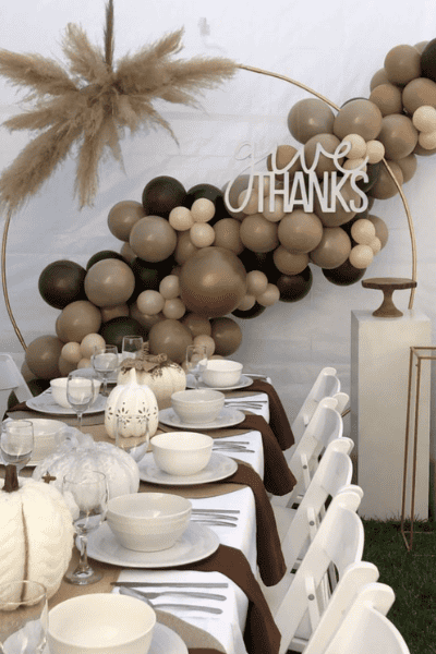 11 Friendsgiving Decorating Ideas for a Chic Soirée