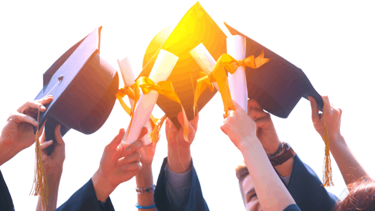 32 Perfect Graduation Gifts for Girls (Recommended By A Recent Graduate)