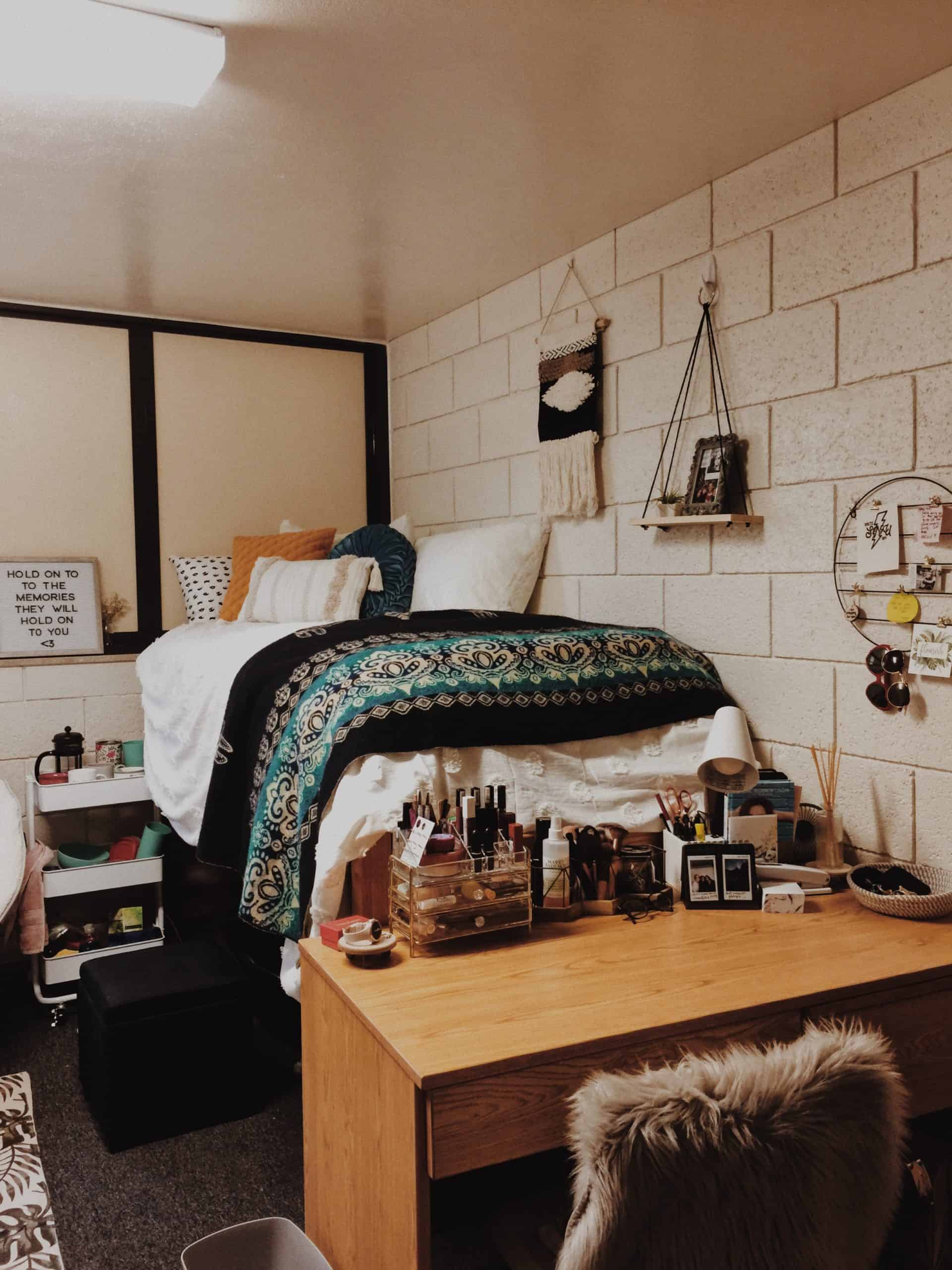 minimalist dorm decor