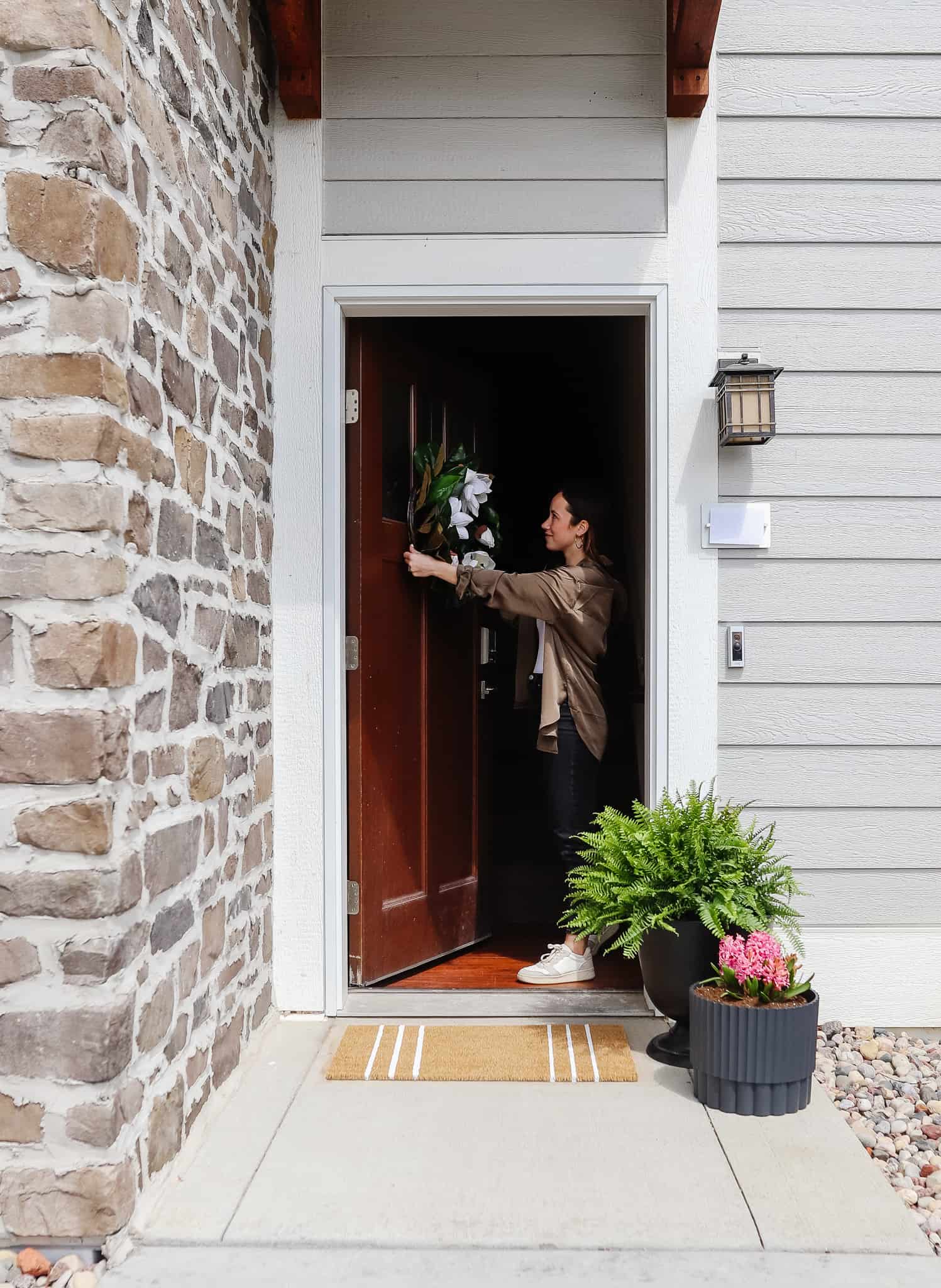 Stylish Front Door Apartment Decor: Transform Your Entryway